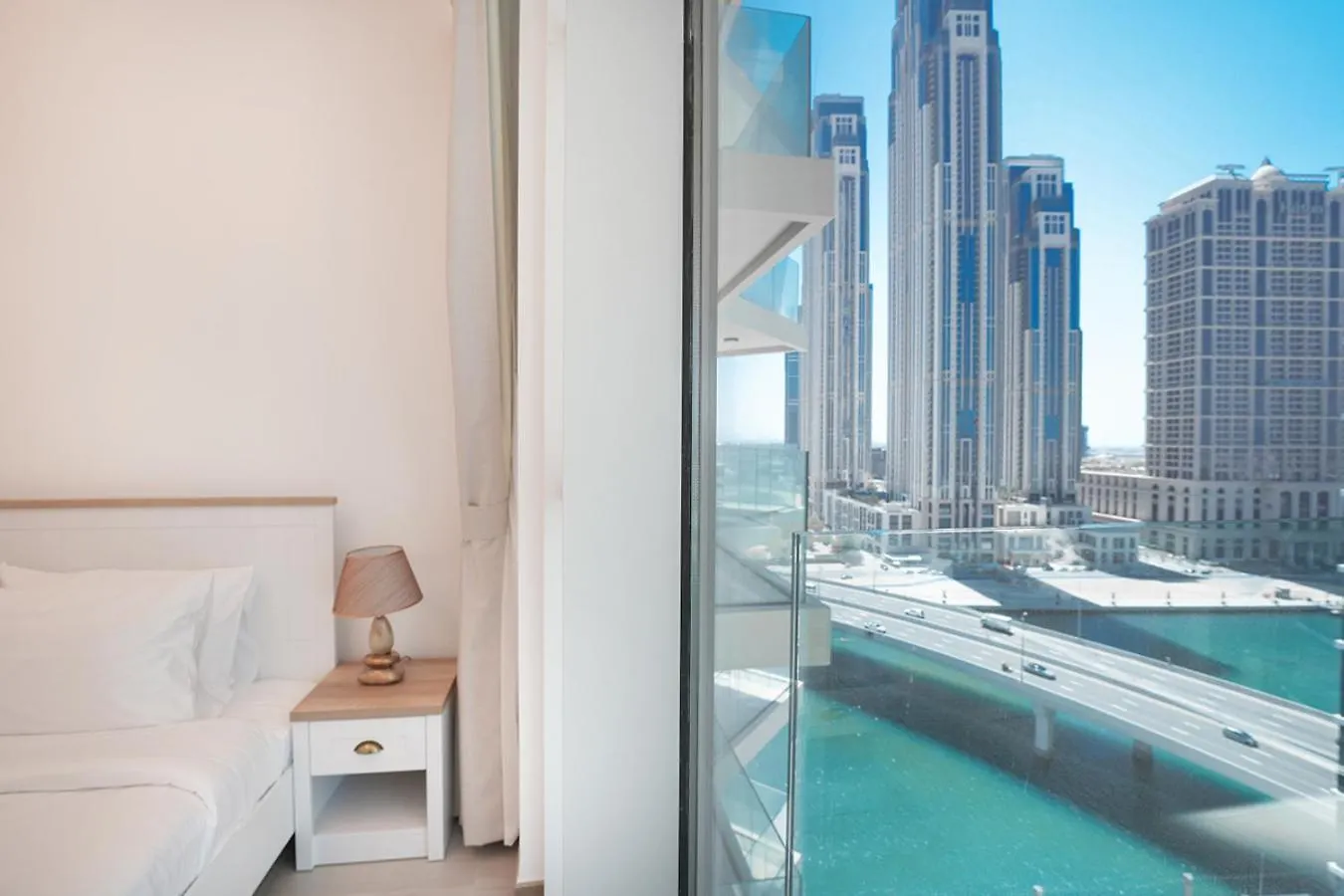 Easygo- Lavish 2Br-Terrace-View-Infinity Pool Apartment Dubai