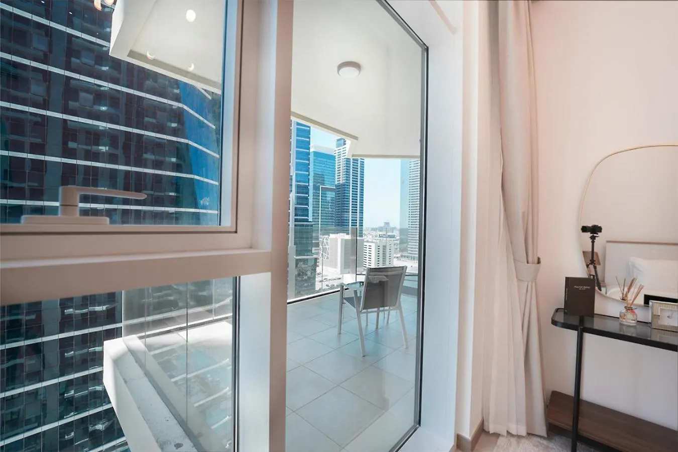 Easygo- Lavish 2Br-Terrace-View-Infinity Pool Apartment Dubai