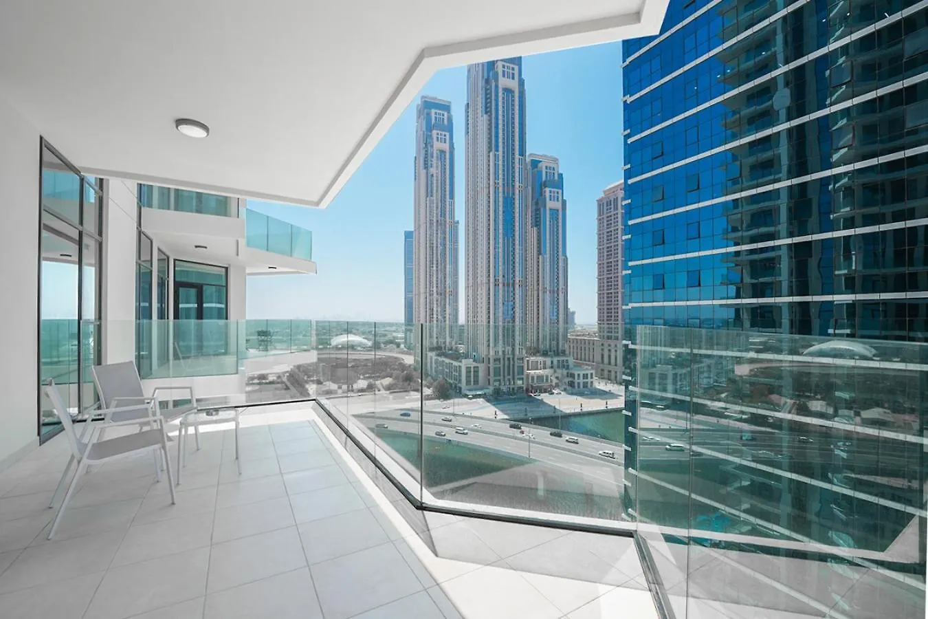 Easygo- Lavish 2Br-Terrace-View-Infinity Pool Apartment Dubai