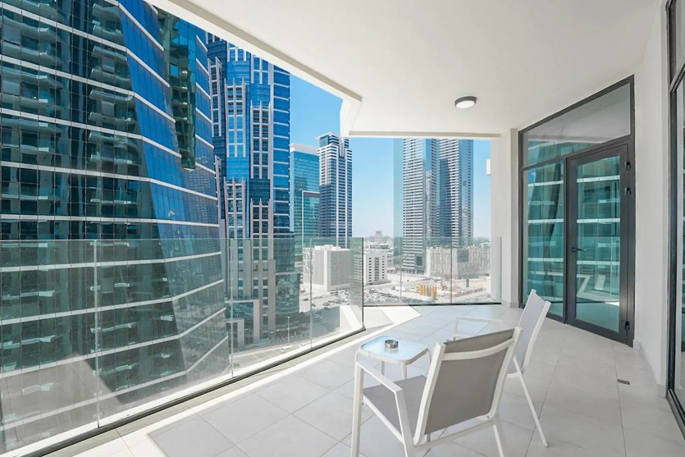 Easygo- Lavish 2Br-Terrace-View-Infinity Pool Apartment Dubai
