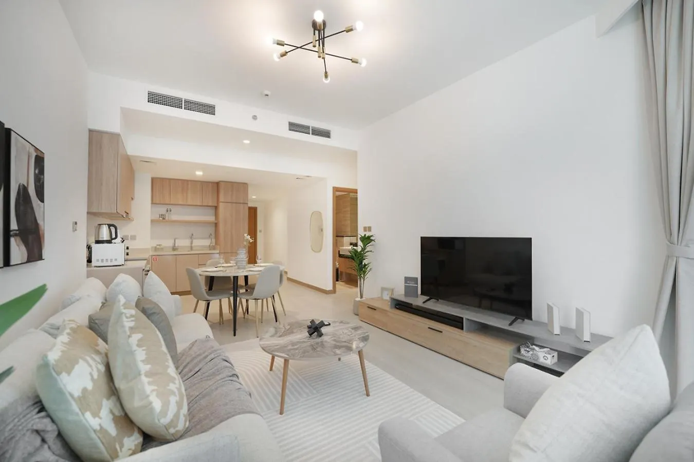 Easygo- Lavish 2Br-Terrace-View-Infinity Pool Apartment Dubai