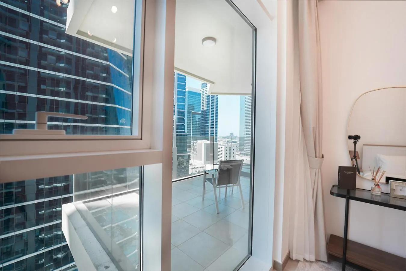 Easygo- Lavish 2Br-Terrace-View-Infinity Pool Apartment Dubai