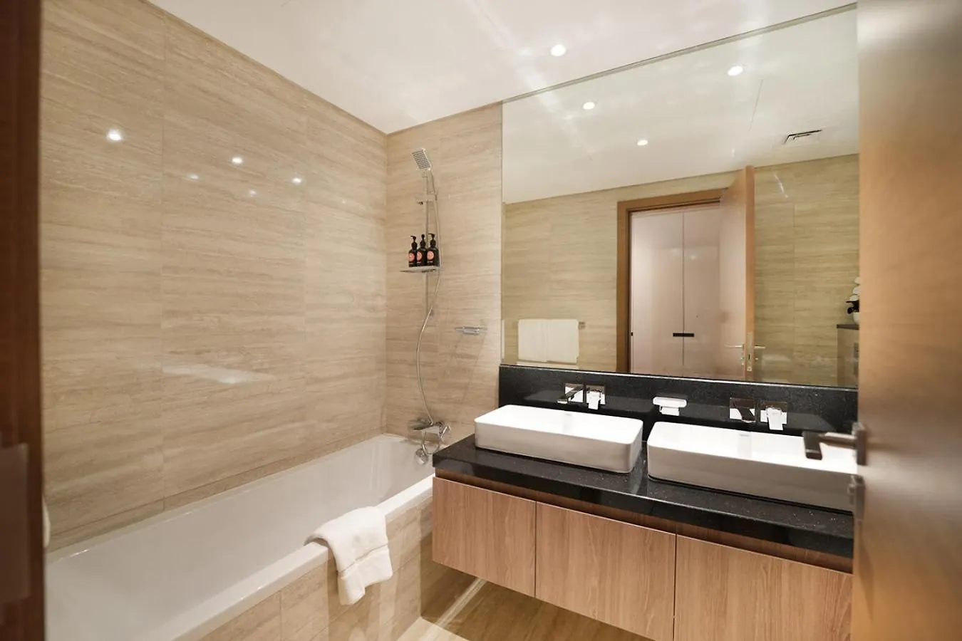 Easygo- Lavish 2Br-Terrace-View-Infinity Pool Apartment Dubai