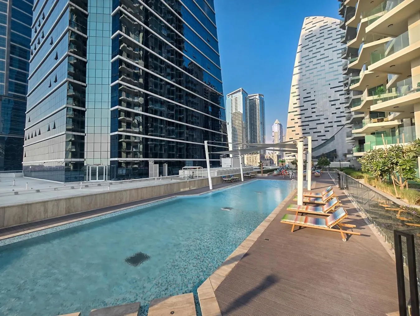 Easygo- Lavish 2Br-Terrace-View-Infinity Pool Apartment Dubai